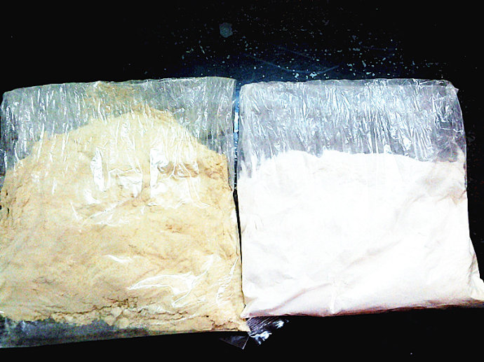 左边的是黑苦荞麦皮粉，右边的是黑苦荞麦心粉
