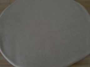 把圆饼状面团擀成厚度约6毫米的大薄圆片或长方形片
