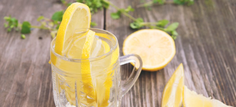 柠檬水的好处：排毒你的身体和皮肤|苦荞之家