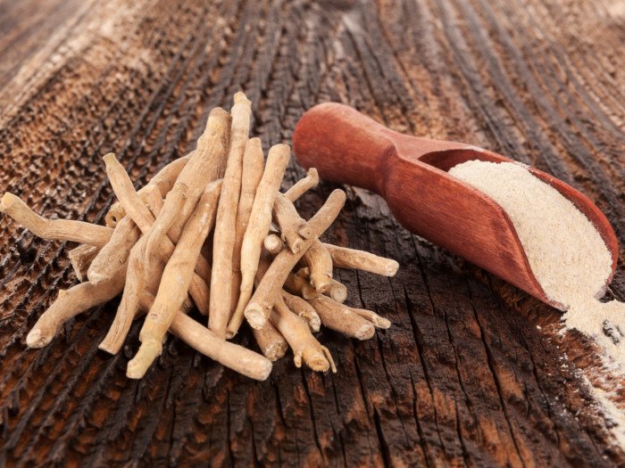 A close-up picture of ashwagandha and ashwagandha powder