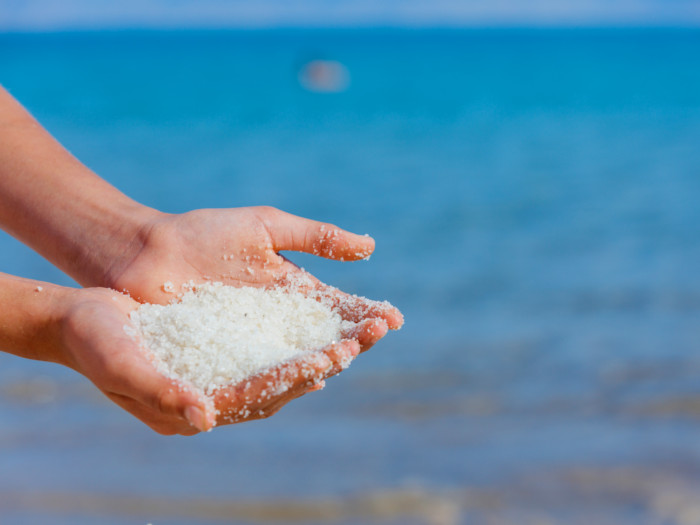 死海盐磨砂的20个惊人的好处|苦荞之家