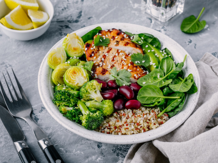 Grilled chicken salad with spinach, flax seeds, broccoli, red beans, and coriander